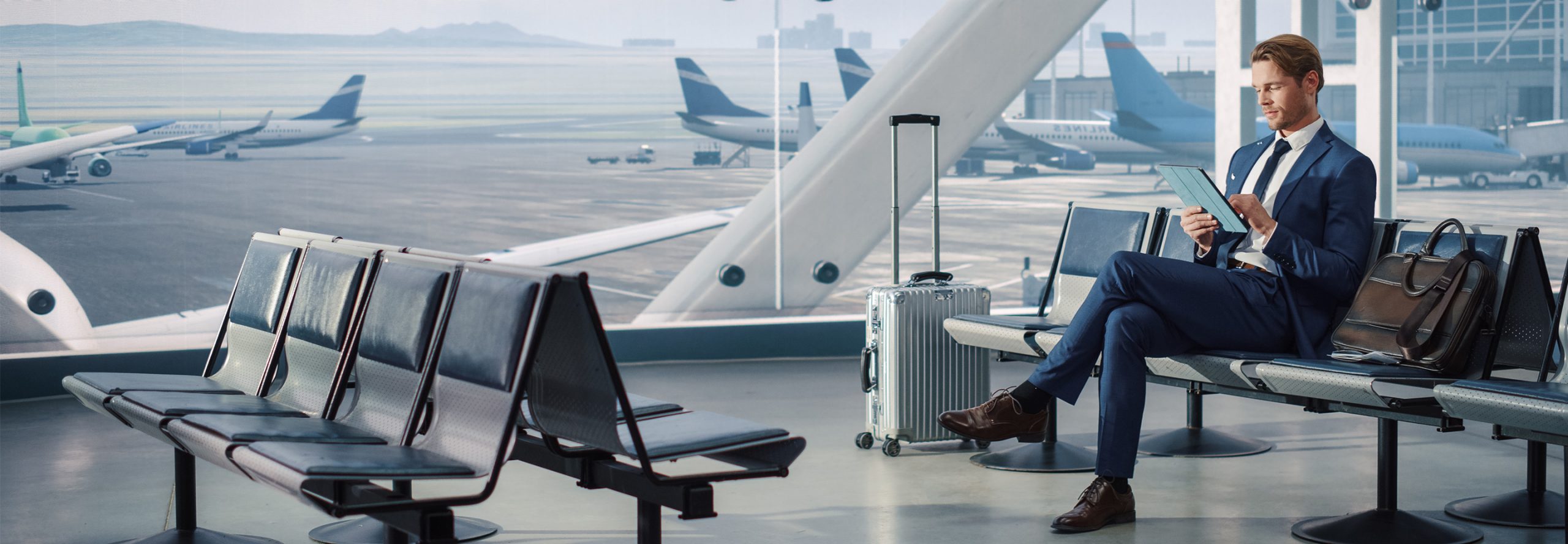 Mann an Flughafen mit Tablet